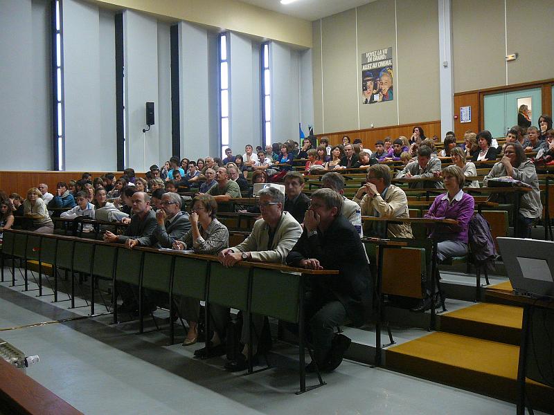 P1110834.JPG - L'amphithéâtre  du Lycée agricole de la Cote St André avec au 1° rang les " VIP"