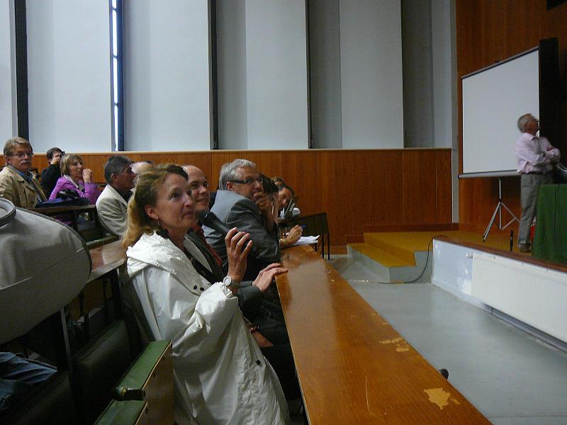 P1110906.JPG - Les parents répondent au jeu du Quizz des métiers brillamament animé.
