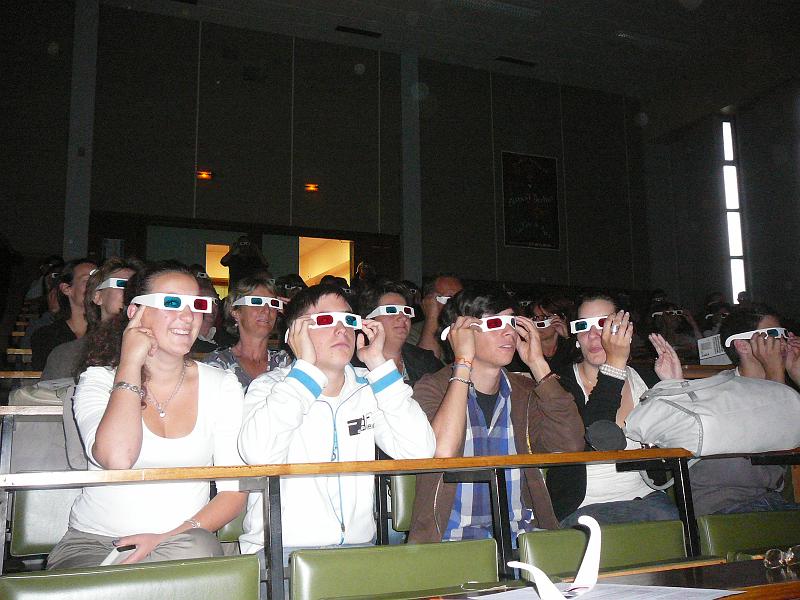 P1110918.JPG - Les élèves toujours innovants nous font une présentation en 3D, Ca marche !!