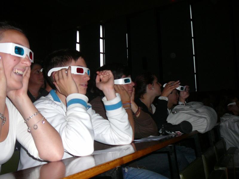 P1110919.JPG - Les élèves sont subjugéspar la  présentation en 3D