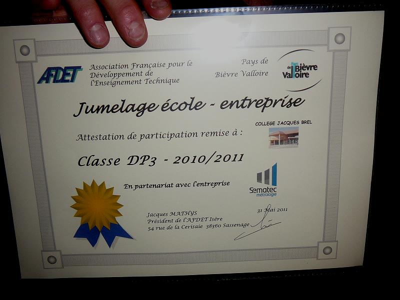 P1110929.JPG - Chaque Classe et chaque élève ont reçu de l'AFDET un cadeau ainsi que le diplôme.
